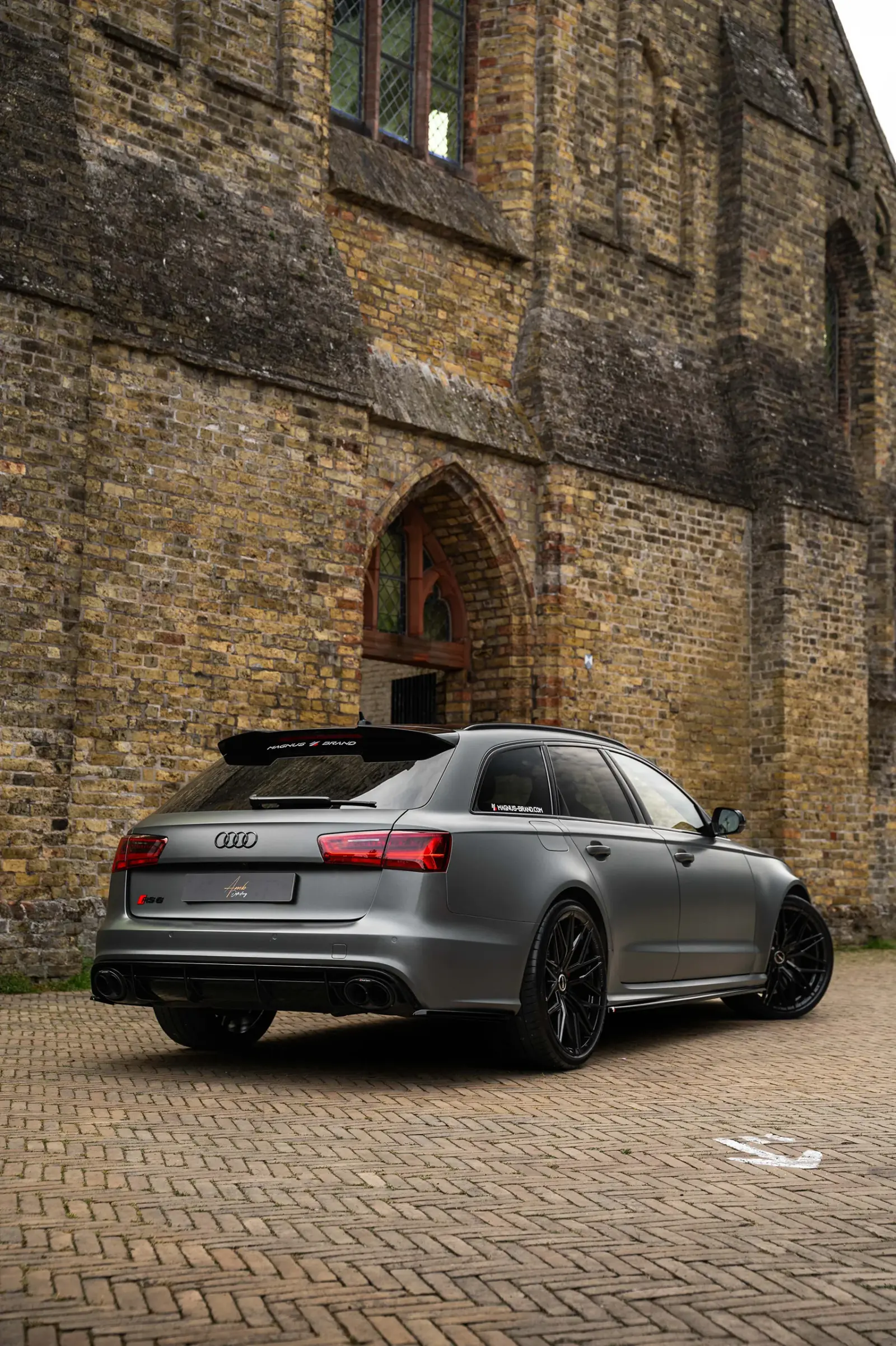 Achterzijde van de Audi RS6 met zwarte accenten