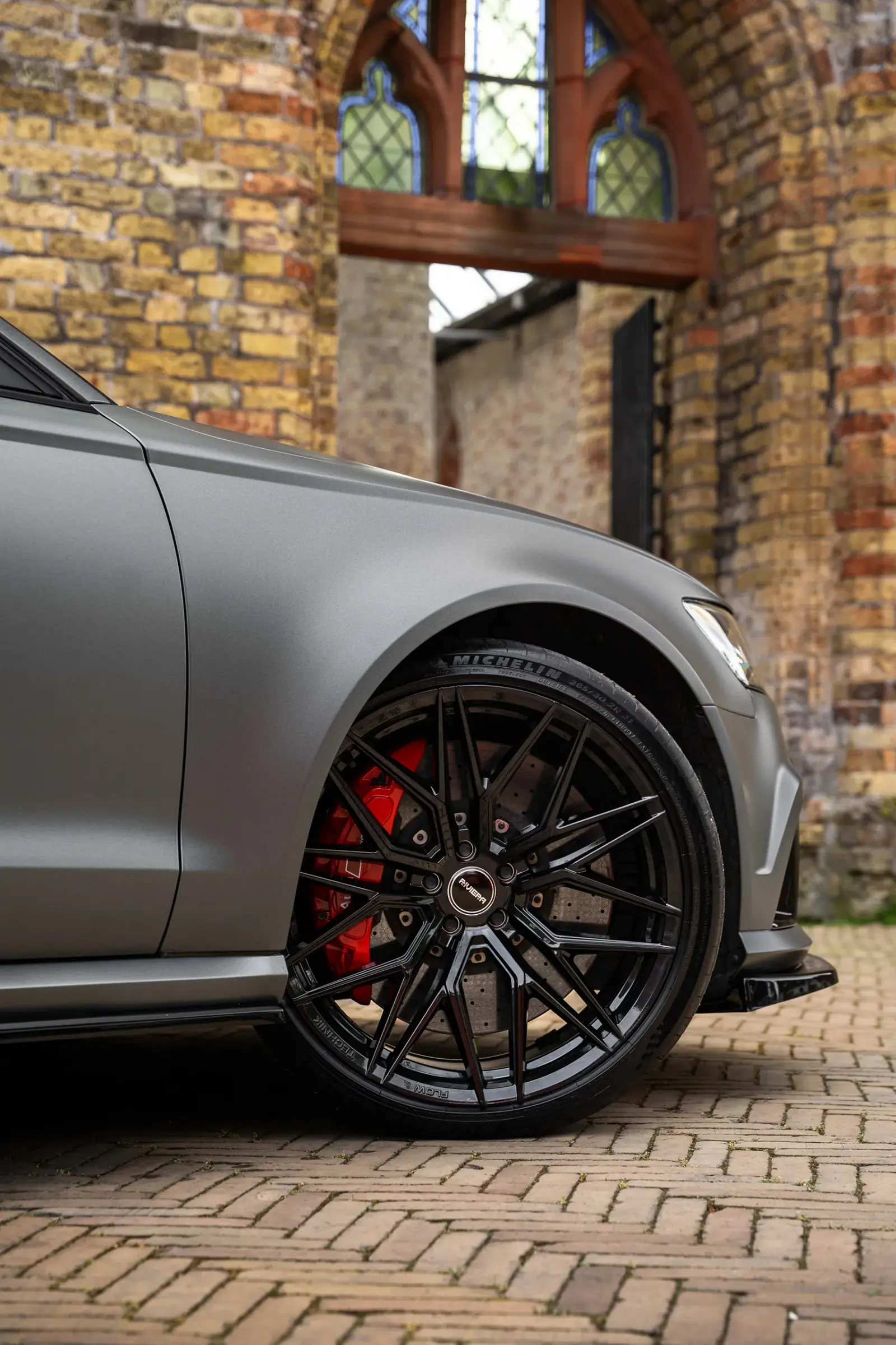 Detail van de zwarte velg en rode remklauw van de Audi RS6