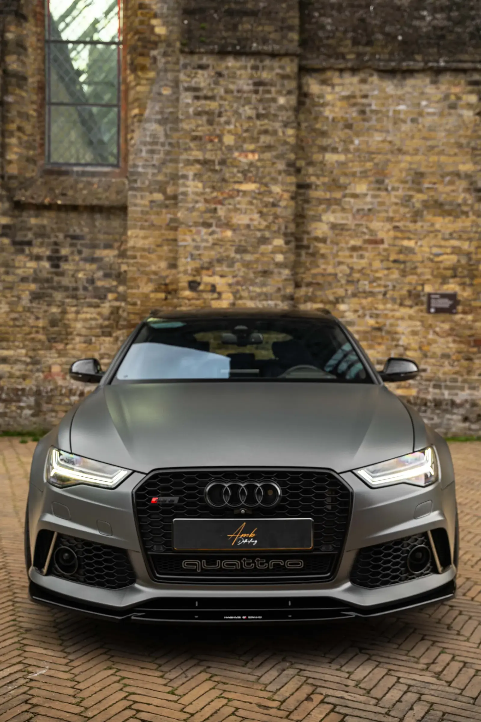 Voorzijde van de Audi RS6 met zwarte grille