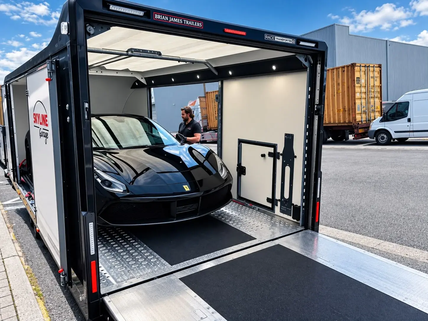 Ferrari in een gesloten autotransporttrailer