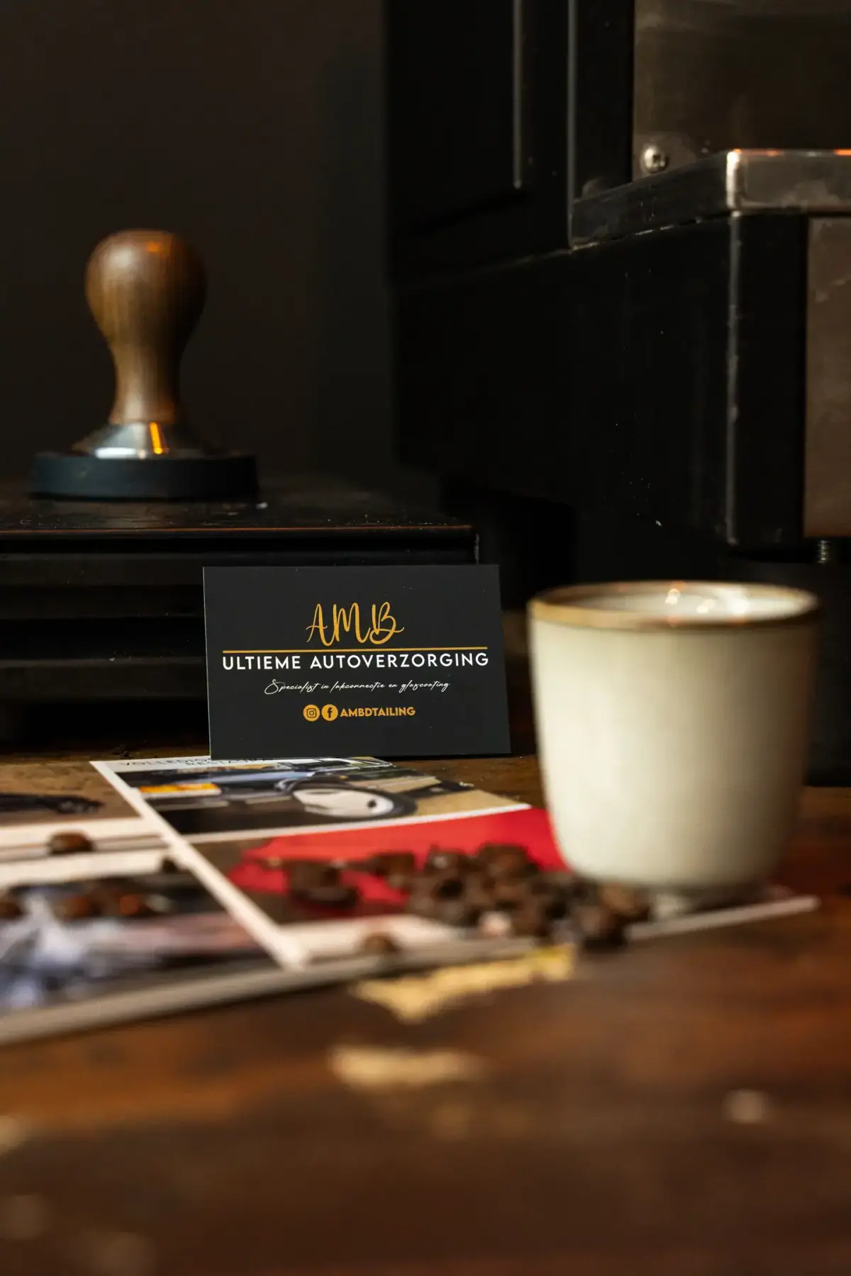Koffie en AMB Detailing kaart in de werkplaats