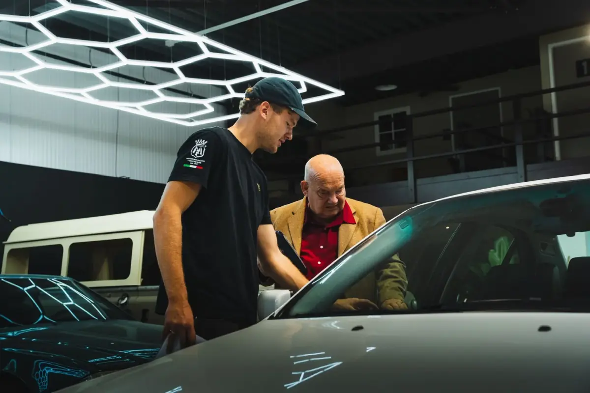 Persoonlijk advies bij een auto in de AMB Detailing werkplaats