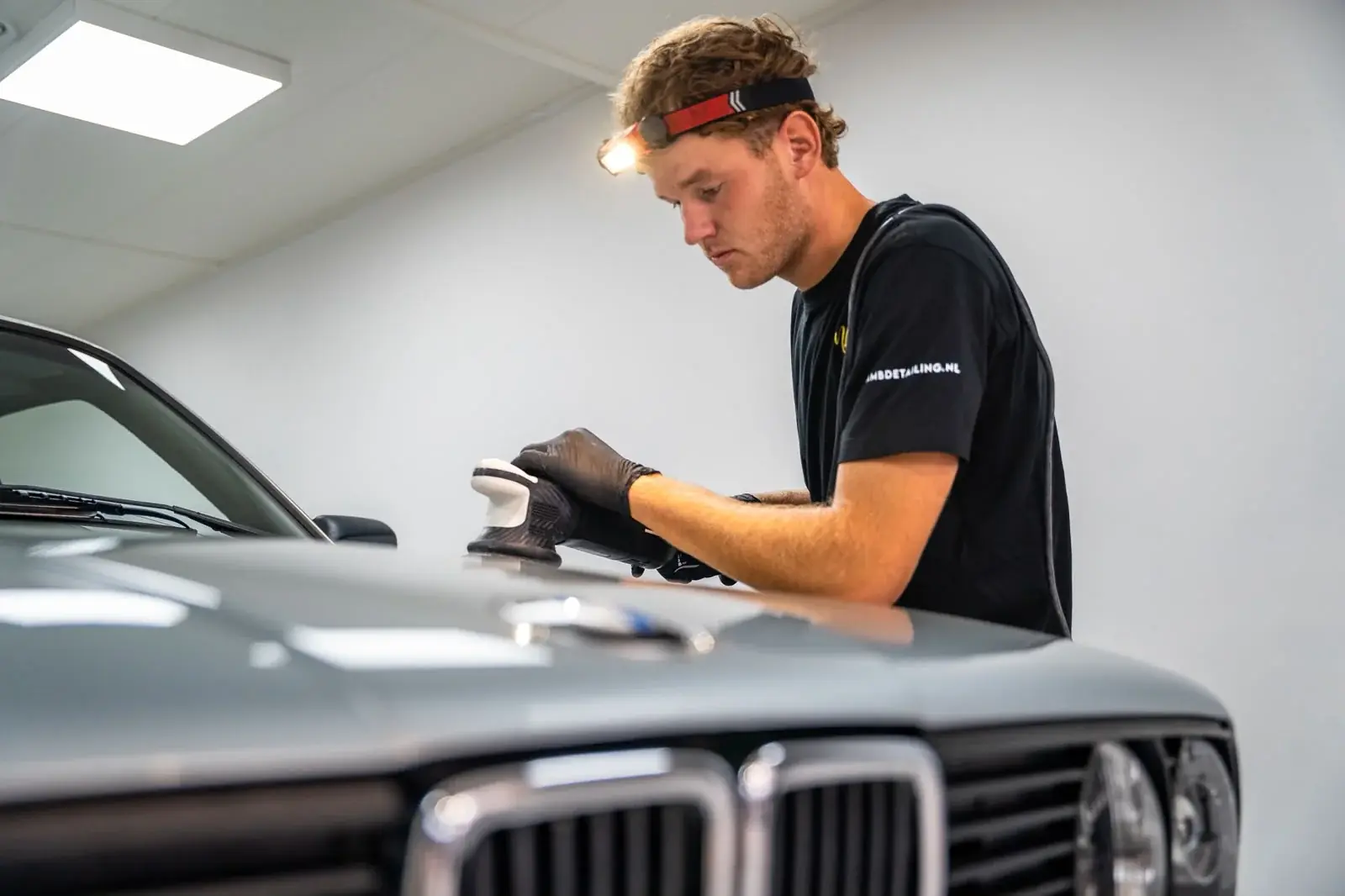 Zorgvuldig polijsten van een Volvo bij AMB Detailing