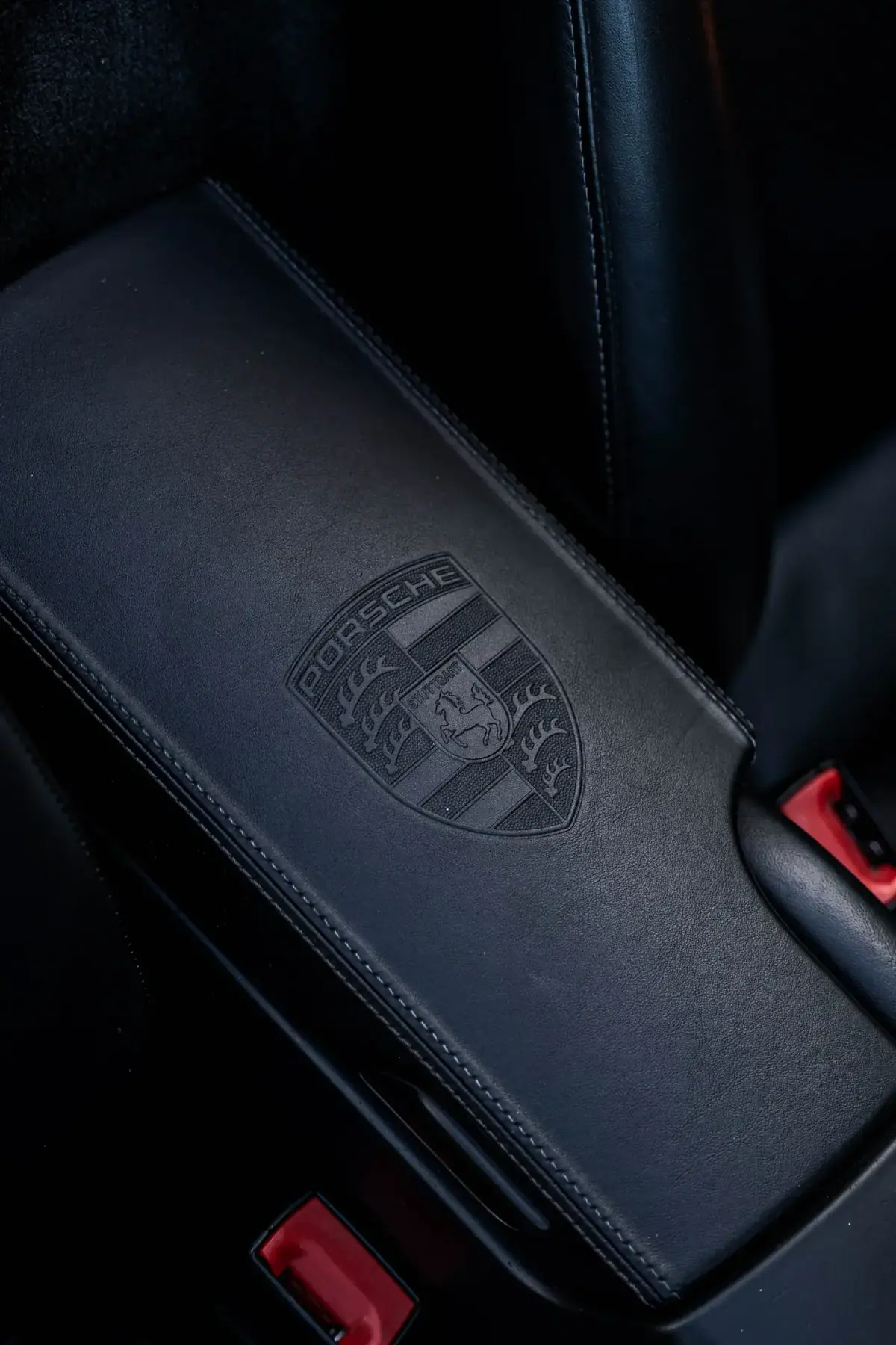 Detail van de leren middenarmsteun en stiksels in een Porsche